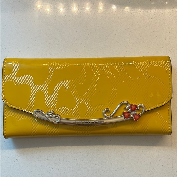 ๐ฅ๐ฅ๐ฅYellow Glossy Wallet with Subtle Pattern with excellent condition - Picture 1 of 11